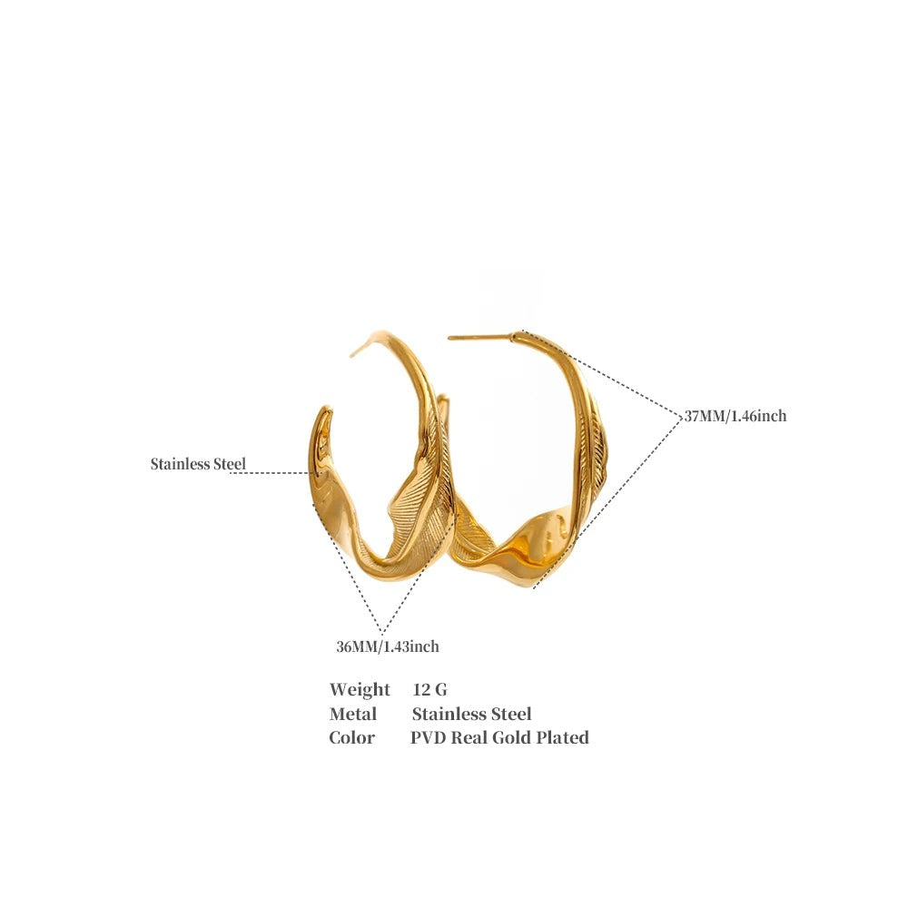 Geometric earrings in gold-plated stainless steel.