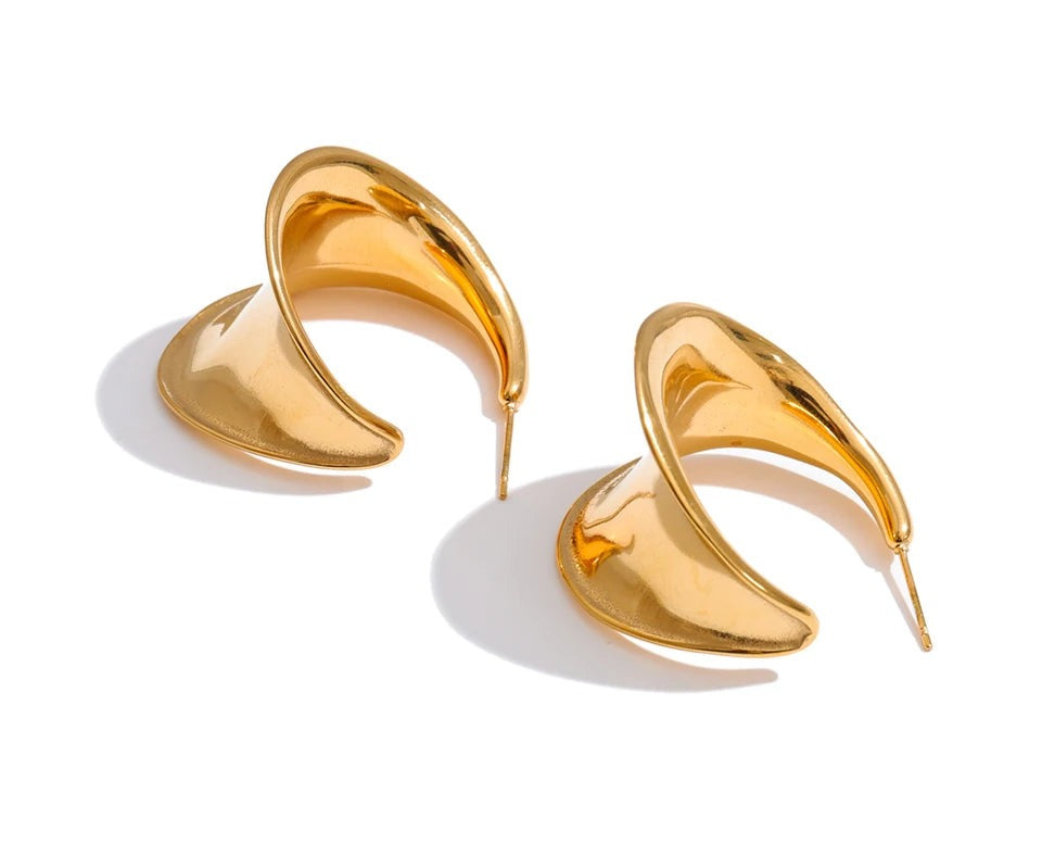 Geometric earrings in gold-plated stainless steel.