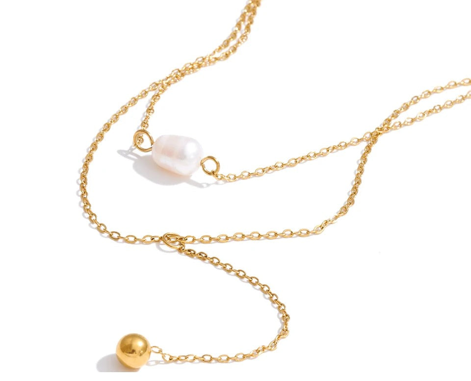 Freshwater pearl geometric chain necklace in gold-plated stainless steel with freshwater pearl.