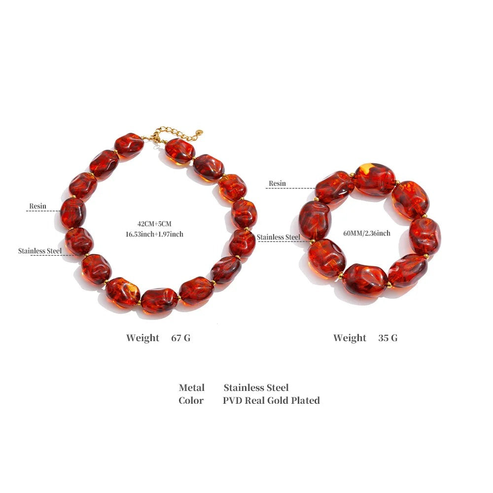 Amber resin acrylic necklace in gold-plated stainless steel with resin and acrylic.