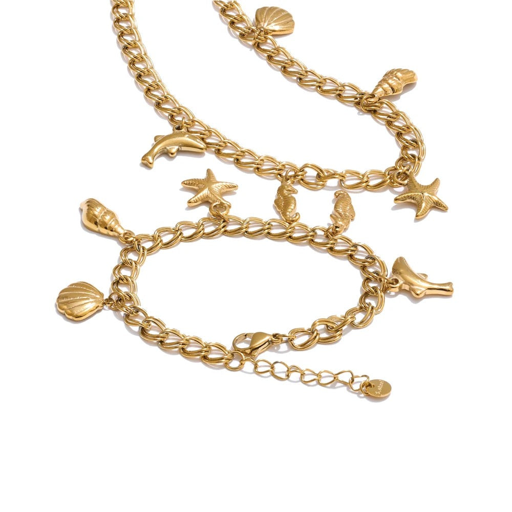 Gold-plated stainless steel necklace with shells.