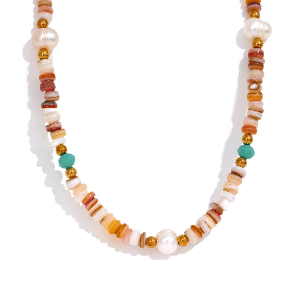 Gold-plated necklace with freshwater pearls and natural stones.