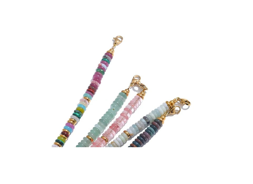 Natural stone beaded multi-color necklace in gold-plated stainless steel with natural stone.