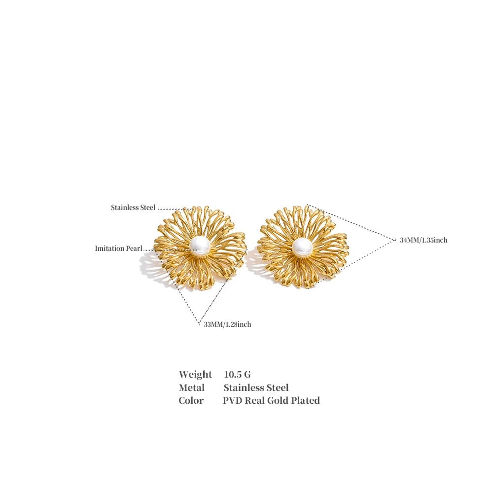 Pearl flower earrings in gold-plated stainless steel with pearl.