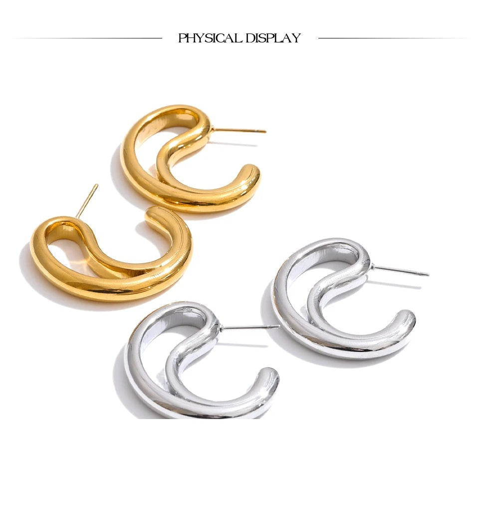 Geometric earrings in gold-plated stainless steel.