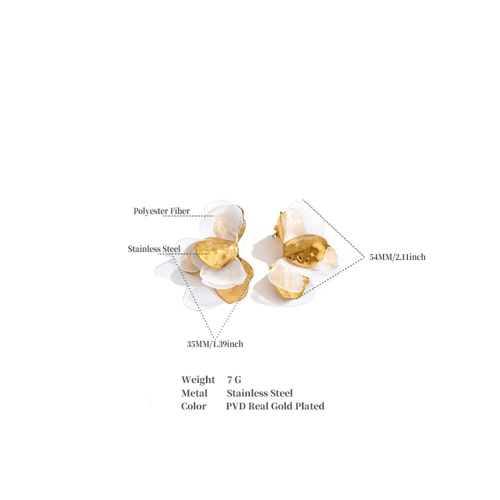 Flower earrings in gold-plated stainless steel.