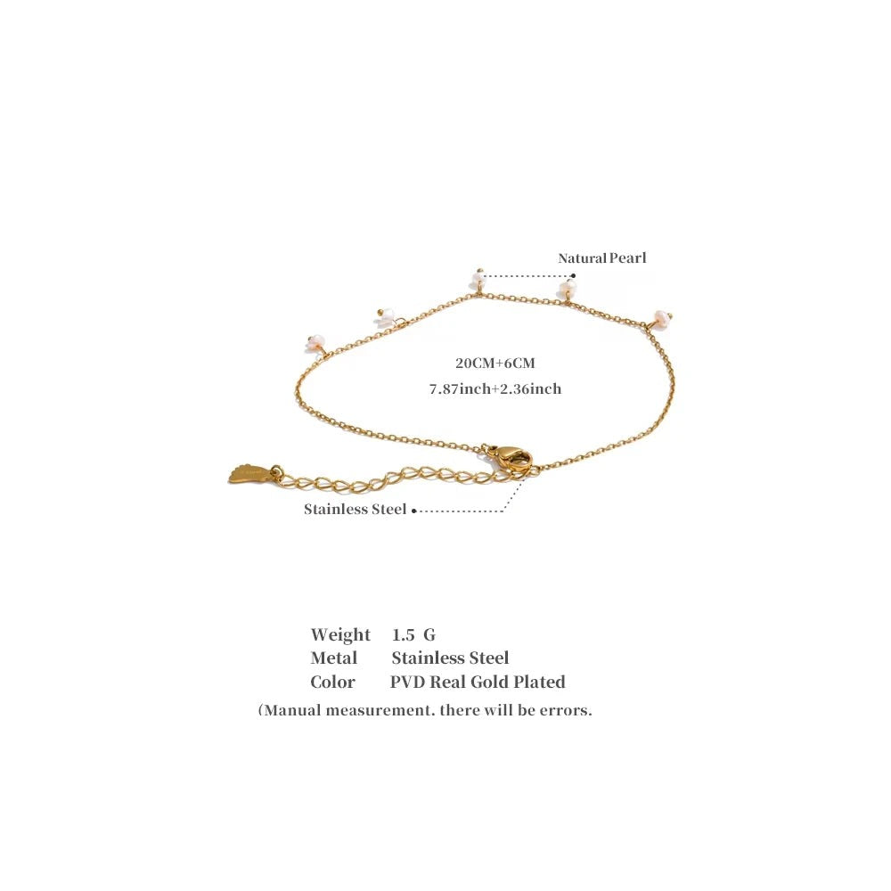 Freshwater pearl geometric chain necklace in gold-plated stainless steel with freshwater pearl.