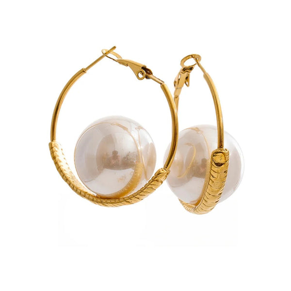 Gold-plated stainless steel earrings with pearls.