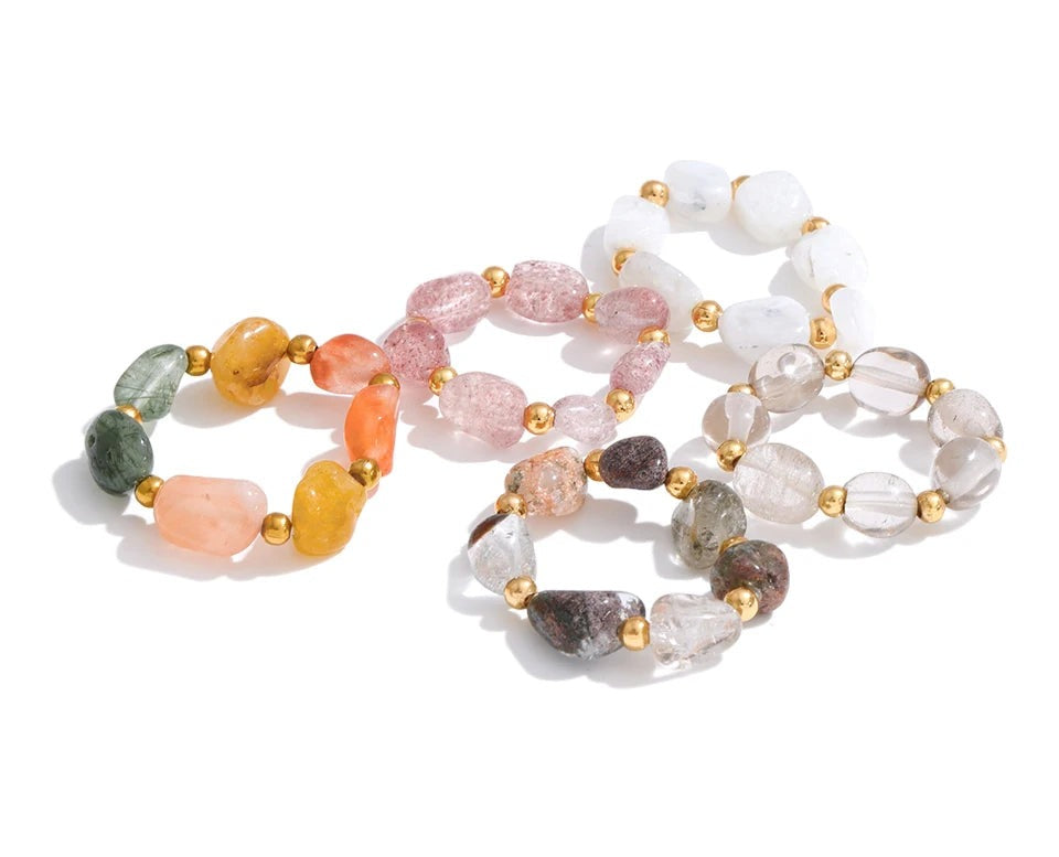 Natural stone geometric ring in 18K gold-plated stainless steel with natural stone.