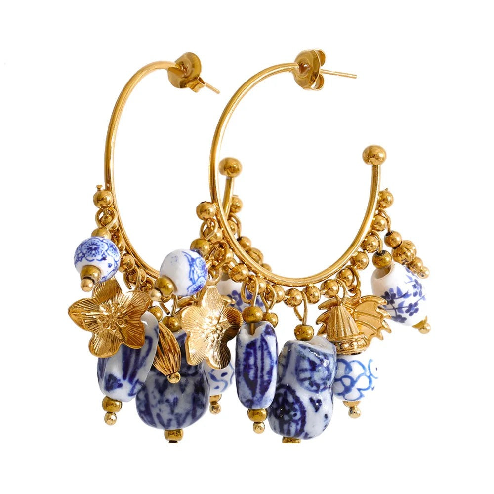 Flower geometric earrings in gold-plated stainless steel.