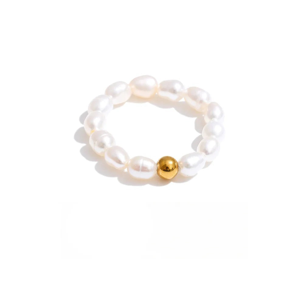 Ring made of 18k gold-plated stainless steel with freshwater pearl.