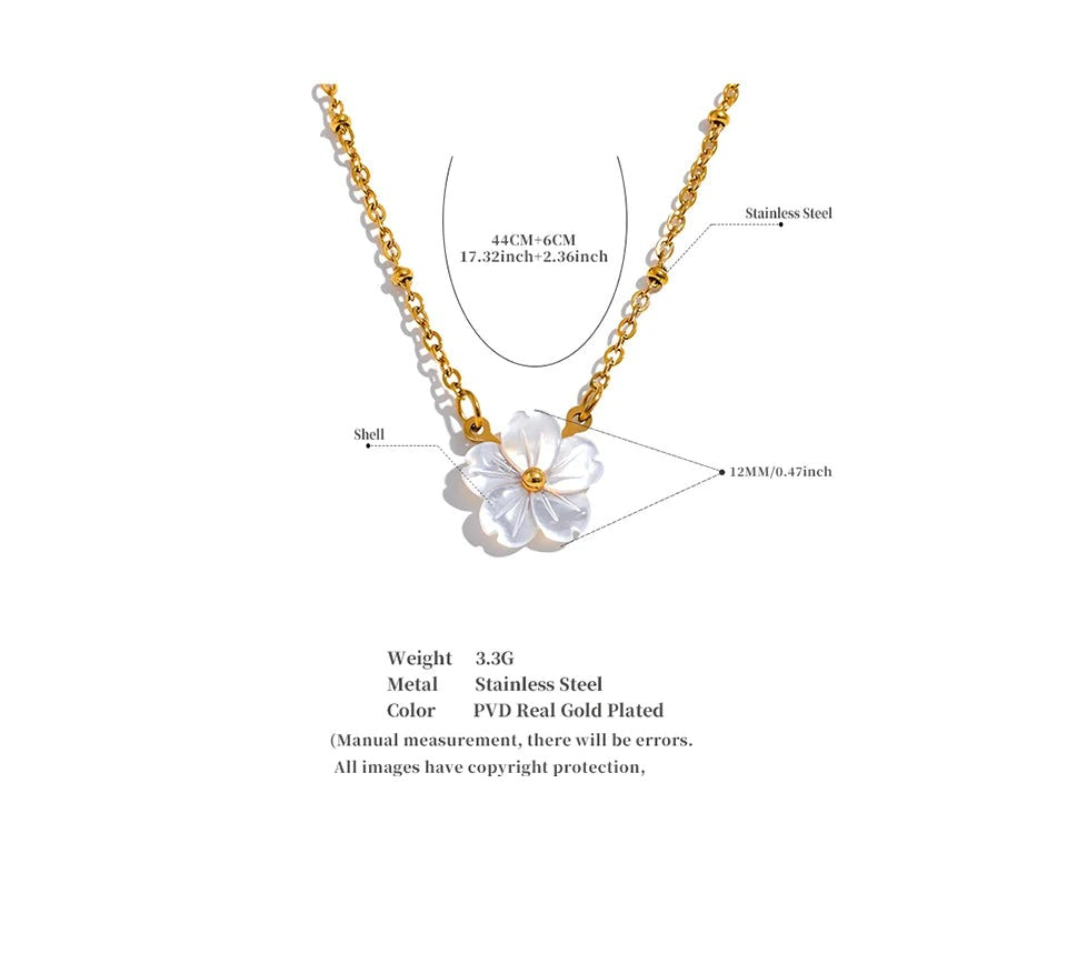 Shell flower chain necklace in gold-plated stainless steel with shell.
