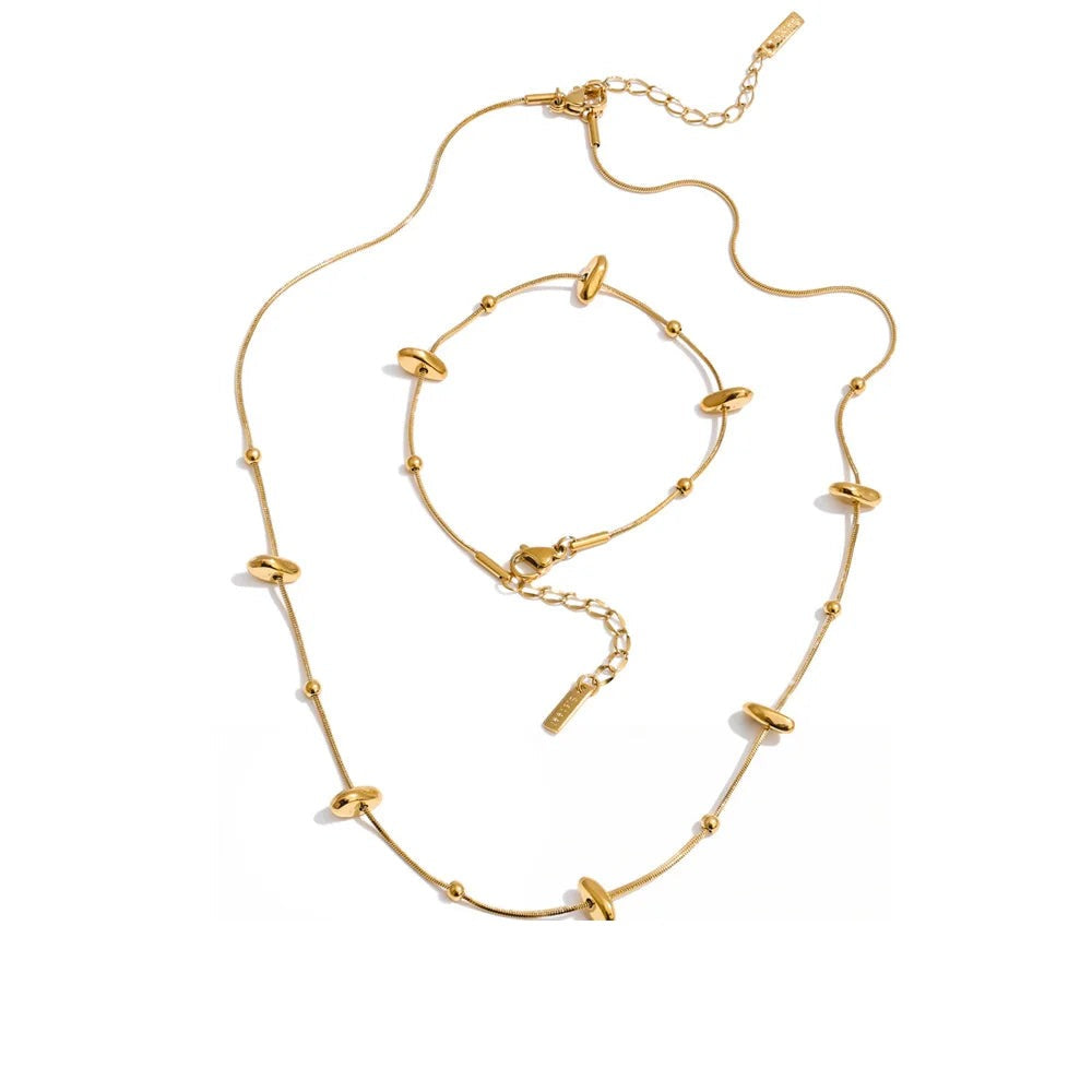 Gold-plated stainless steel necklace with a pendant shaped like a heart.