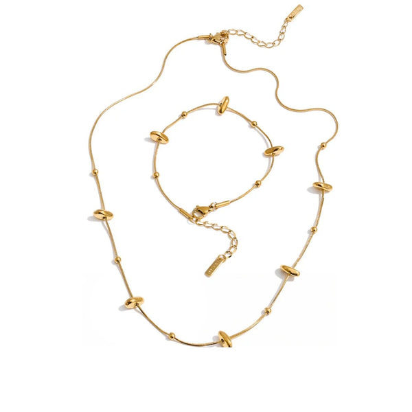 Gold-plated stainless steel necklace with a pendant shaped like a heart.