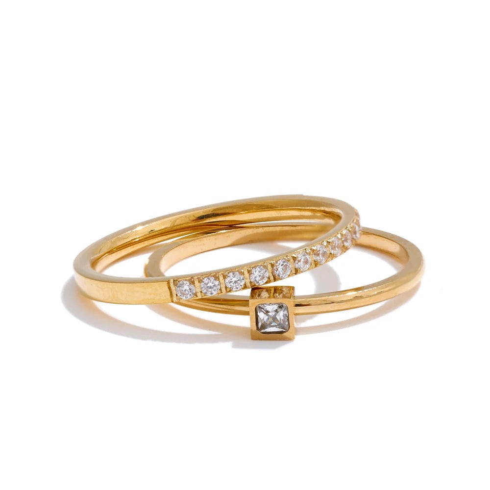 Ring made of 18k gold-plated stainless steel with cubic zirconia.