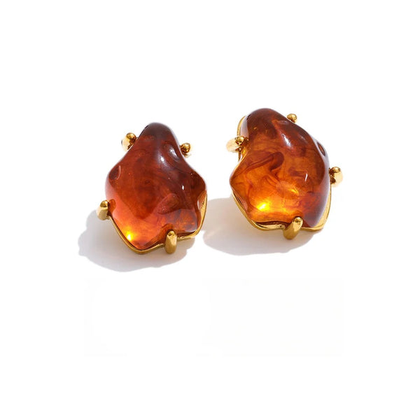 Gold-plated stainless steel earrings with resin and acrylic in a reddish hue, featuring two heart shapes on the ends.