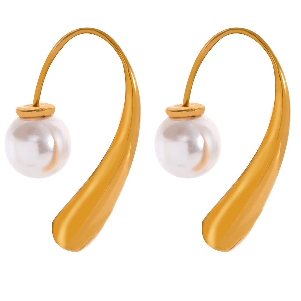 Gold earrings with pearls.