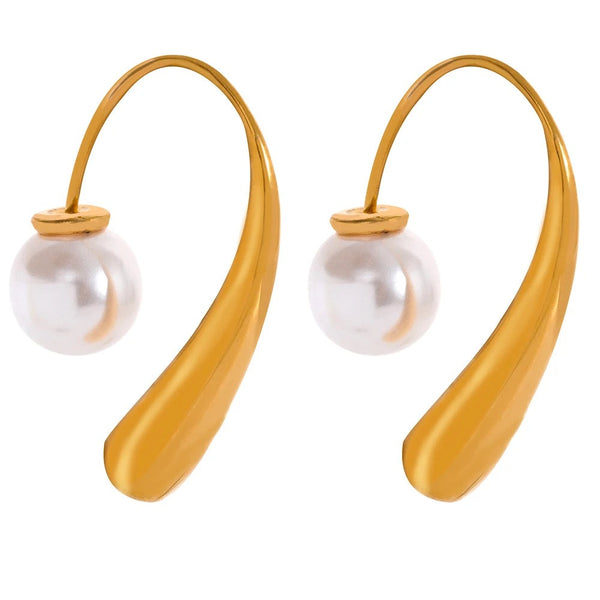 Gold earrings with pearls.
