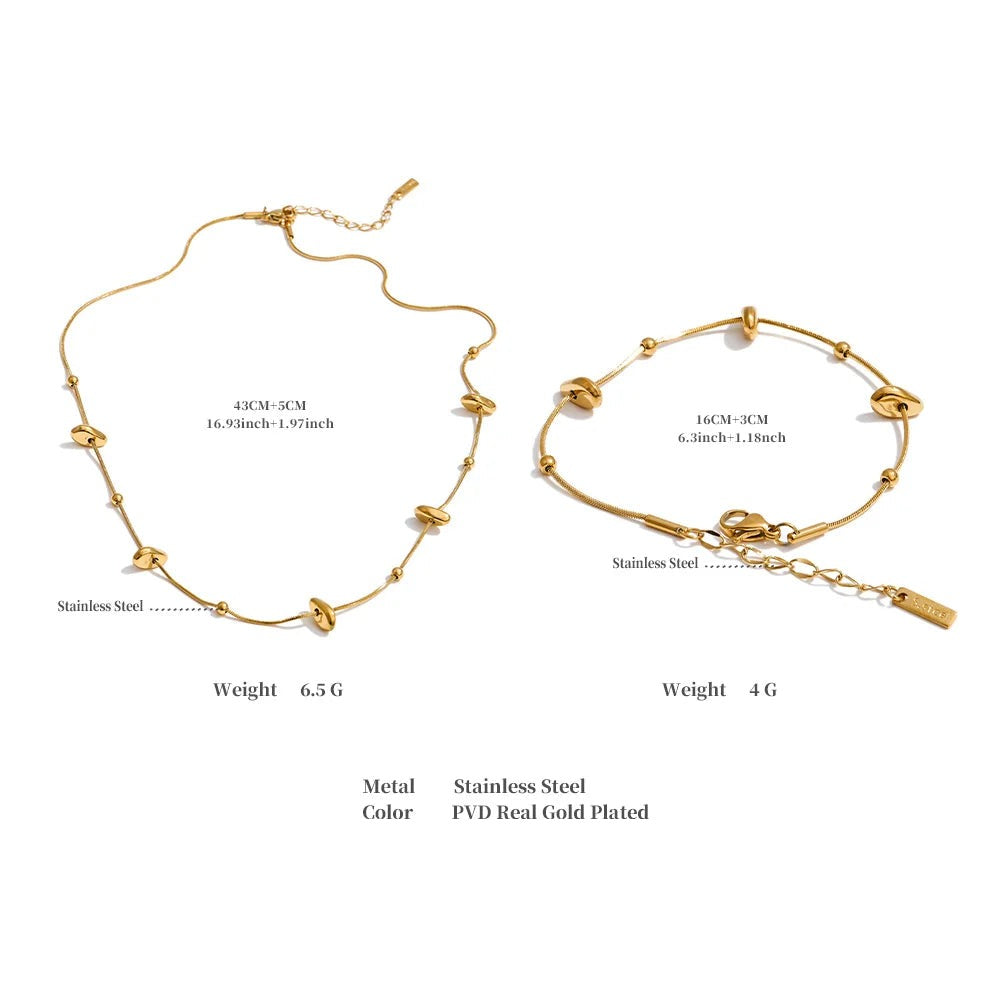 Geometric chain necklace in gold-plated stainless steel.