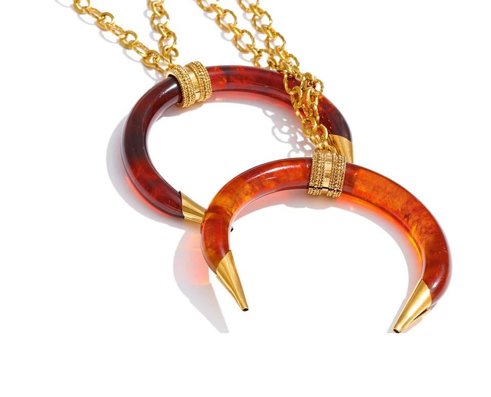 Resin geometric necklace in gold-plated stainless steel with resin.