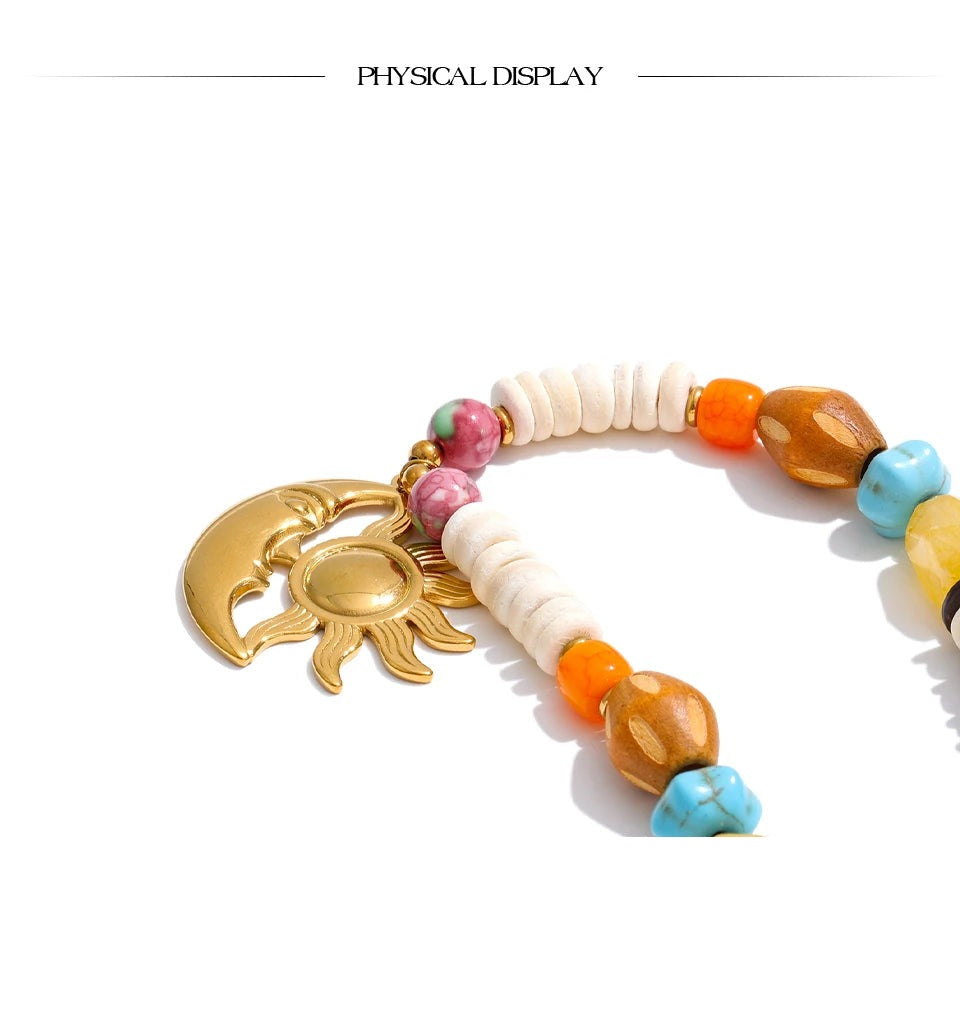 Resin natural stone moon necklace in gold-plated stainless steel with natural stone and resin.