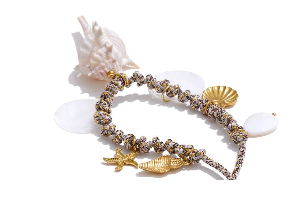 Shell star geometric necklace in gold-plated stainless steel with shell.