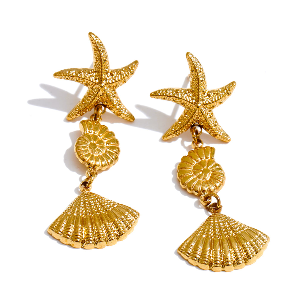 Shell star geometric earrings in gold-plated stainless steel with shell.
