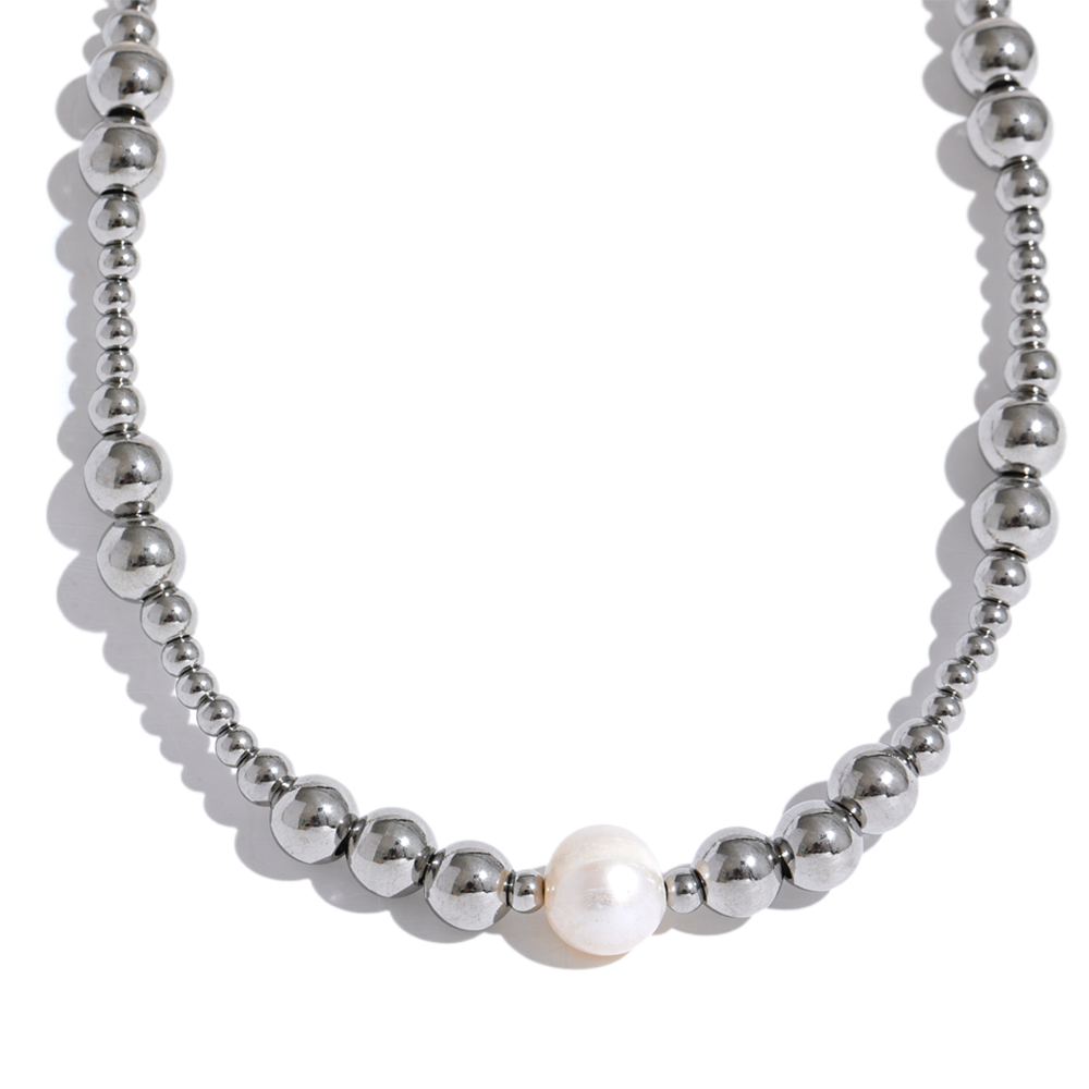 Freshwater pearl geometric necklace in 18K gold-plated stainless steel with freshwater pearl.