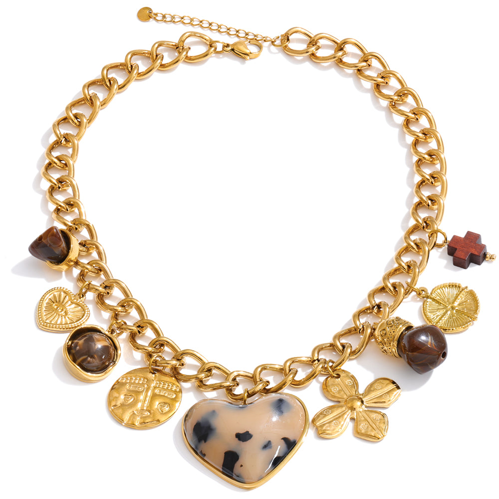 Resin heart flower necklace in gold-plated stainless steel with resin.
