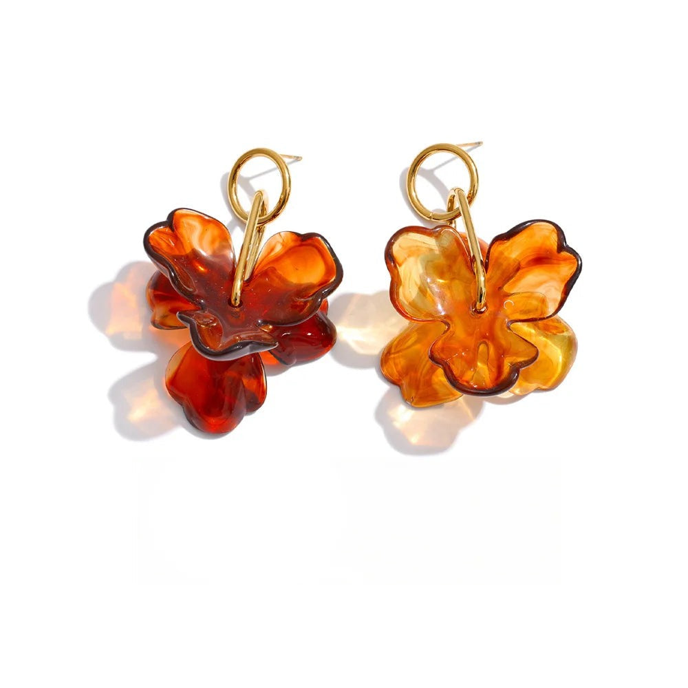 Earrings made of gold-plated stainless steel with resin.