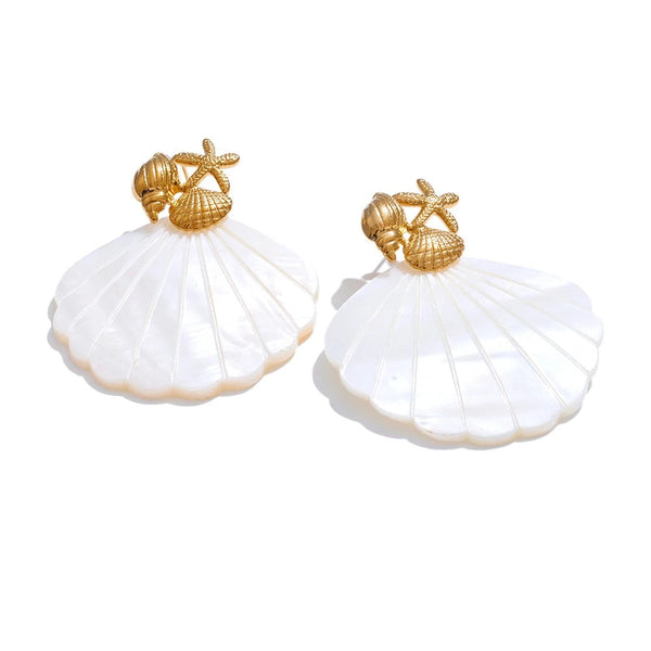 Earrings made of gold-plated stainless steel with shell.