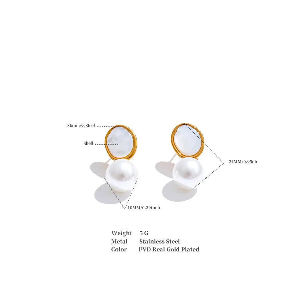 Pearl shell geometric earrings in gold-plated stainless steel with pearl and shell.