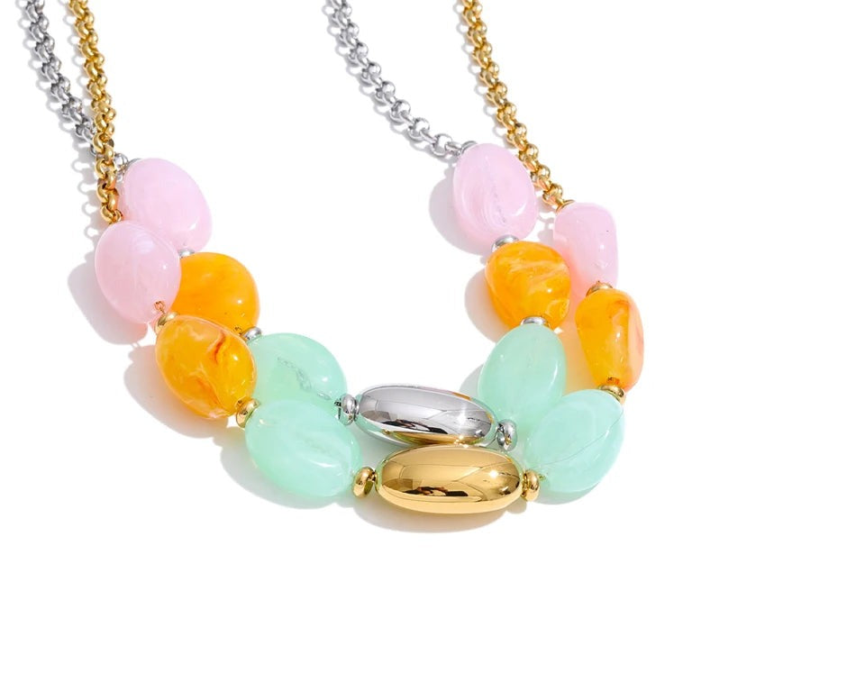 Resin natural stone geometric necklace in gold-plated stainless steel with natural stone and resin.