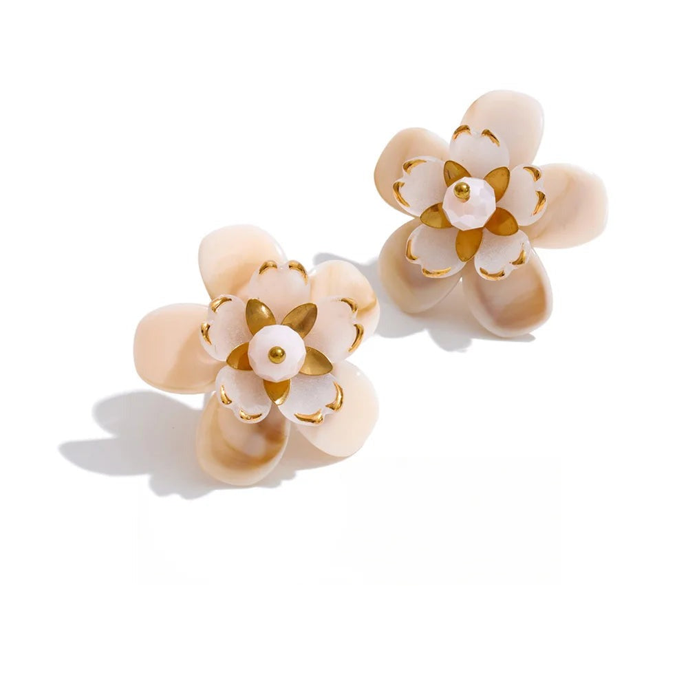 Gold-plated stainless steel earrings with resin flowers.