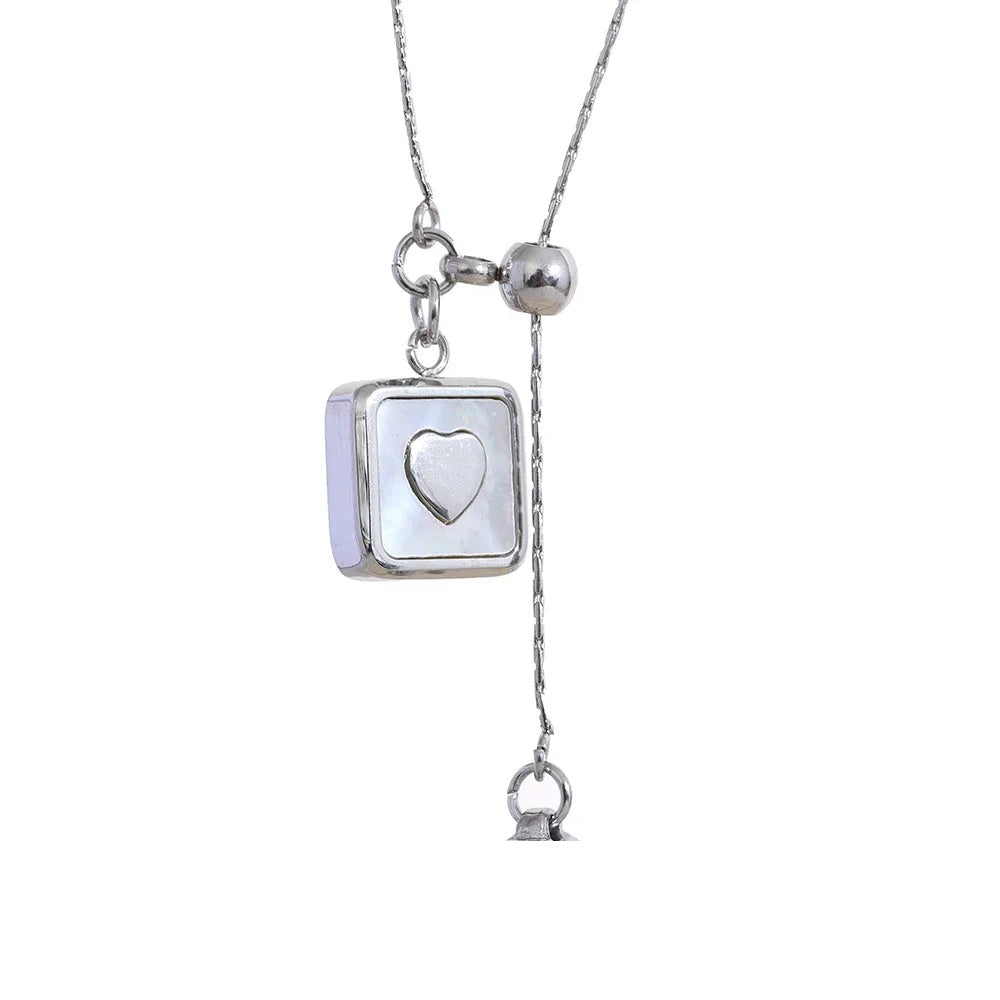 Shell heart geometric necklace in gold-plated stainless steel with shell.