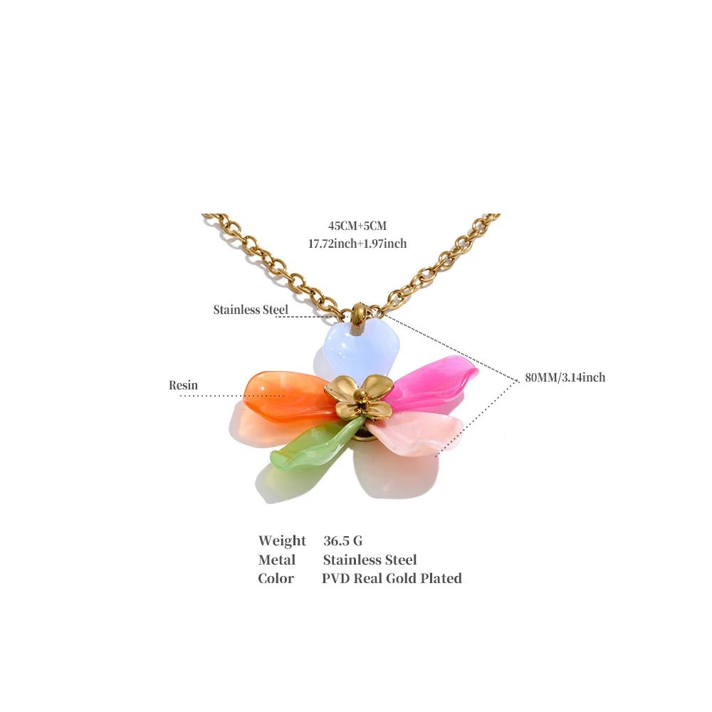 Resin acrylic flower necklace in gold-plated stainless steel with resin and acrylic.