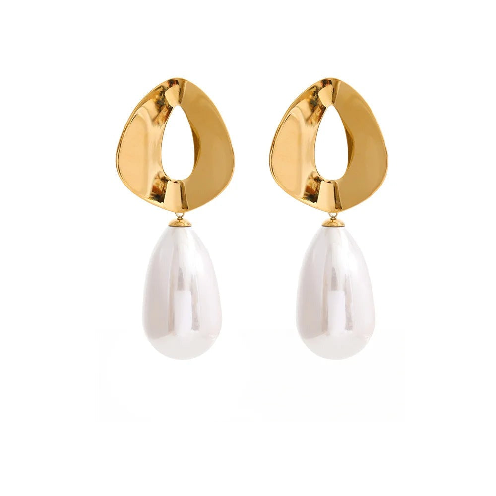 Gold-plated stainless steel earrings with pearl.