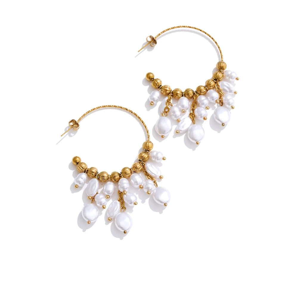 Gold-plated stainless steel earrings with pearls.