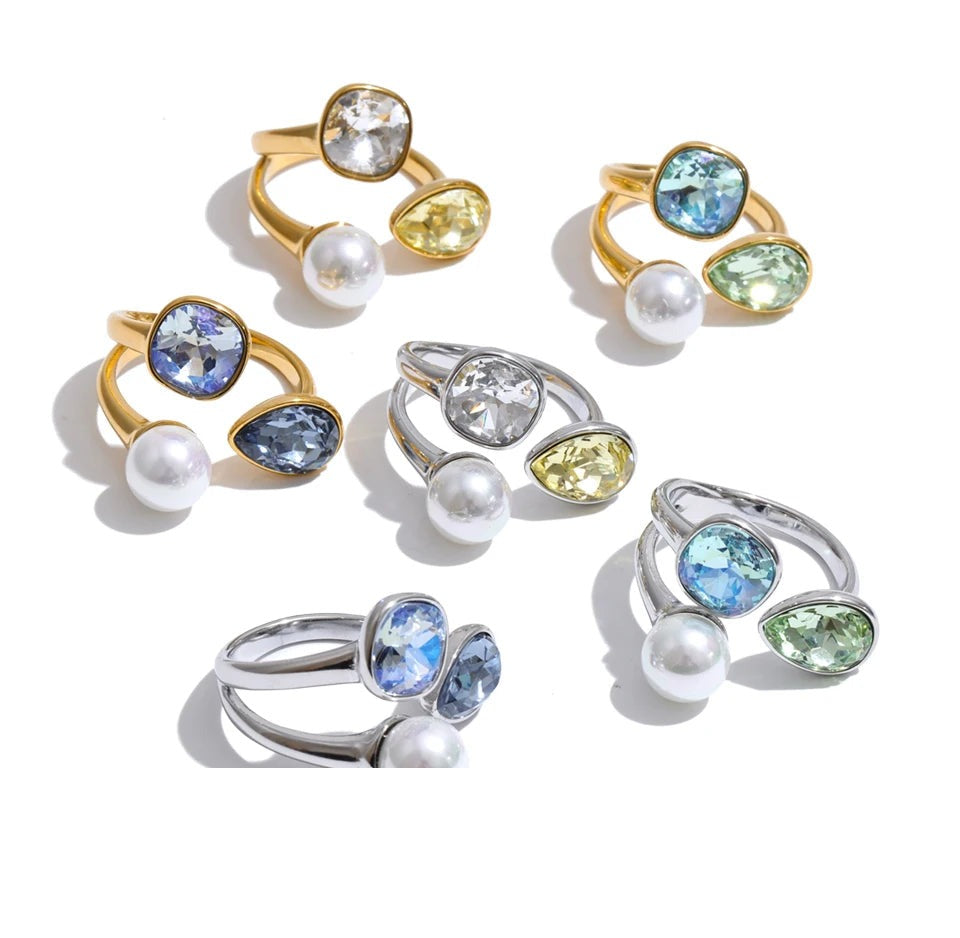 Pearl crystal geometric ring in 18K gold-plated stainless steel with pearl and crystal.