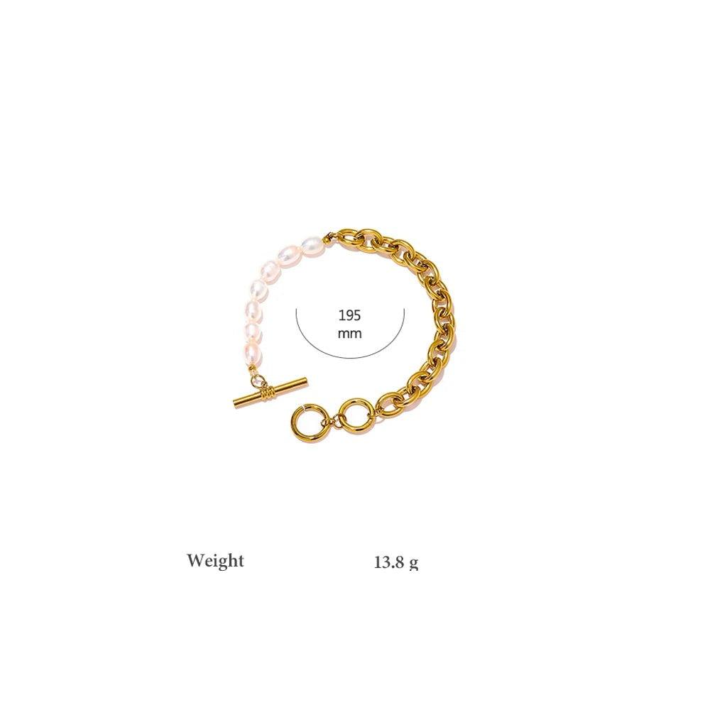 Freshwater pearl geometric chain necklace in 18K gold-plated stainless steel with freshwater pearl.