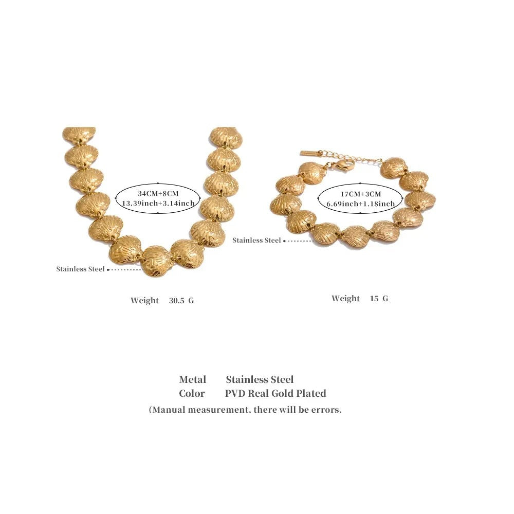 Shell hammered geometric necklace in gold-plated stainless steel with shell.