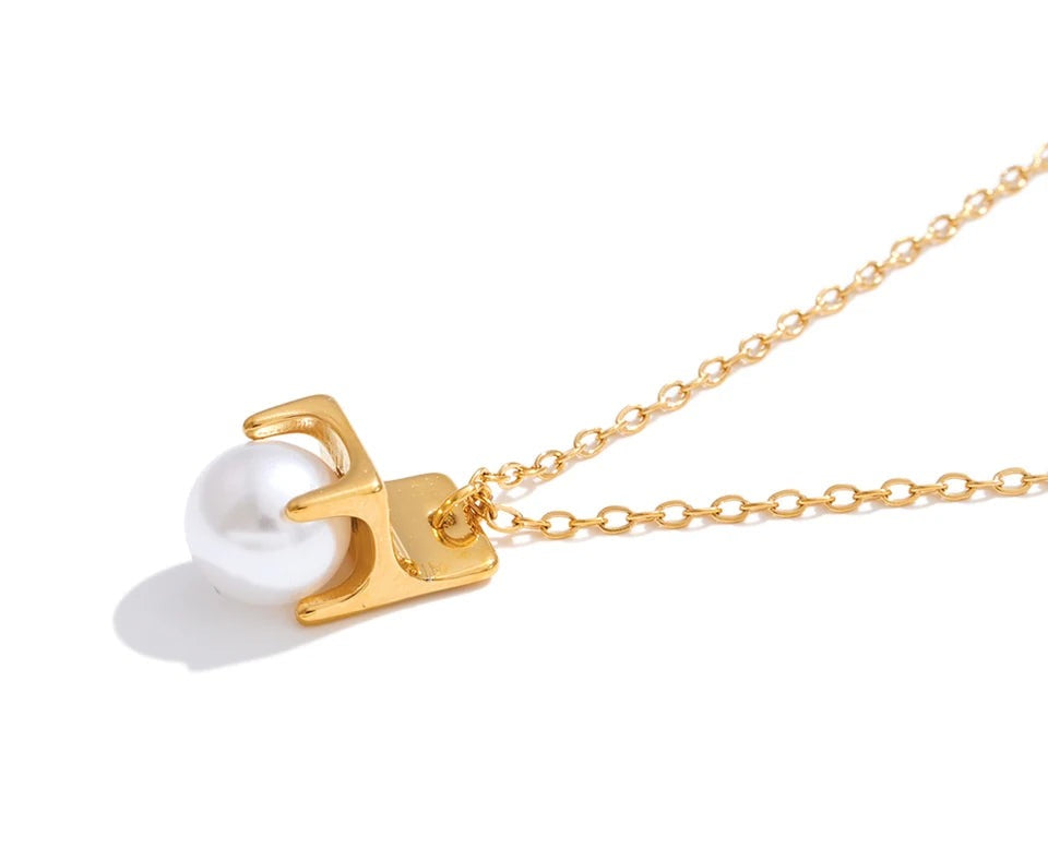 Pearl geometric necklace in gold-plated stainless steel with pearl.