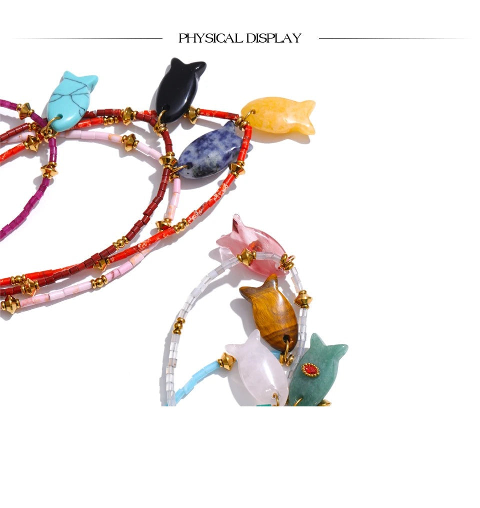 Natural stone geometric necklace in gold-plated stainless steel with natural stone.