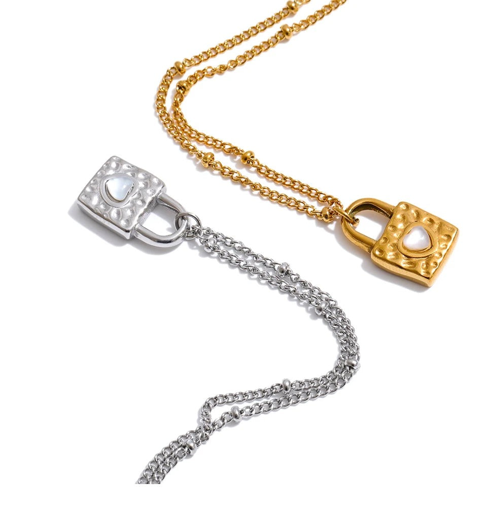 Shell heart geometric necklace in gold-plated stainless steel with shell.