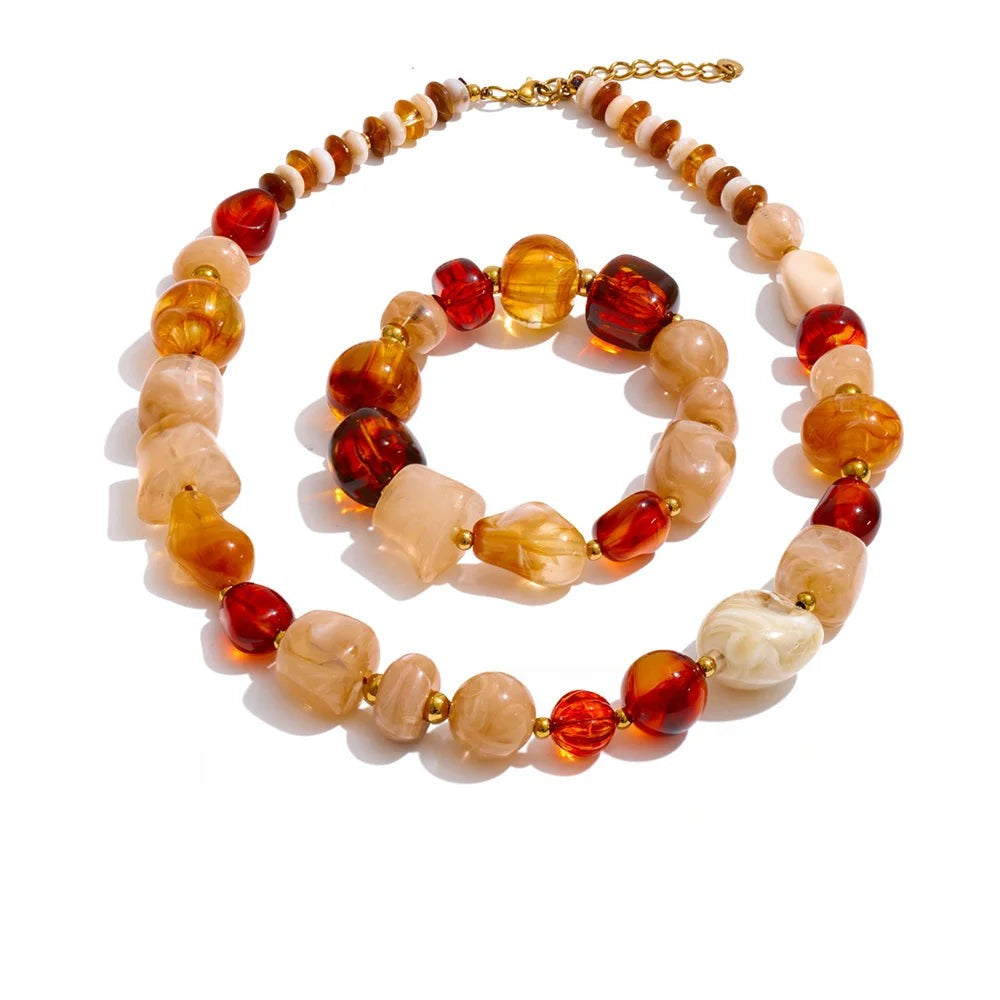 Necklace made of gold-plated stainless steel with resin and acrylic.