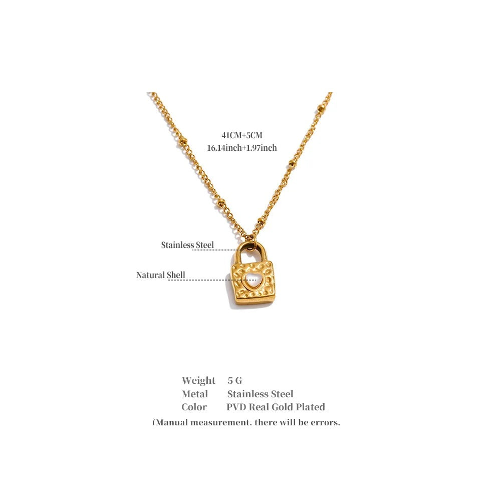 Shell heart geometric necklace in gold-plated stainless steel with shell.