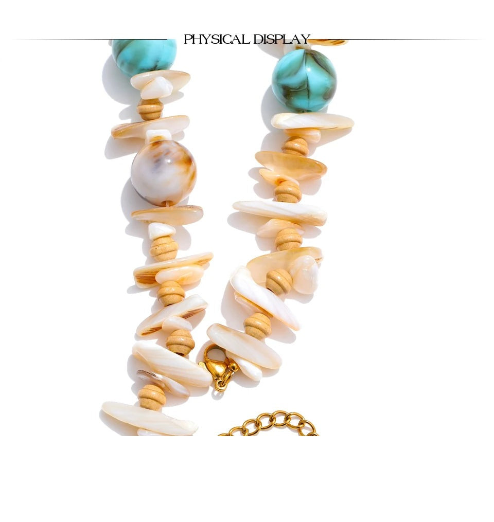 Red shell resin necklace in gold-plated stainless steel with natural stone and shell.