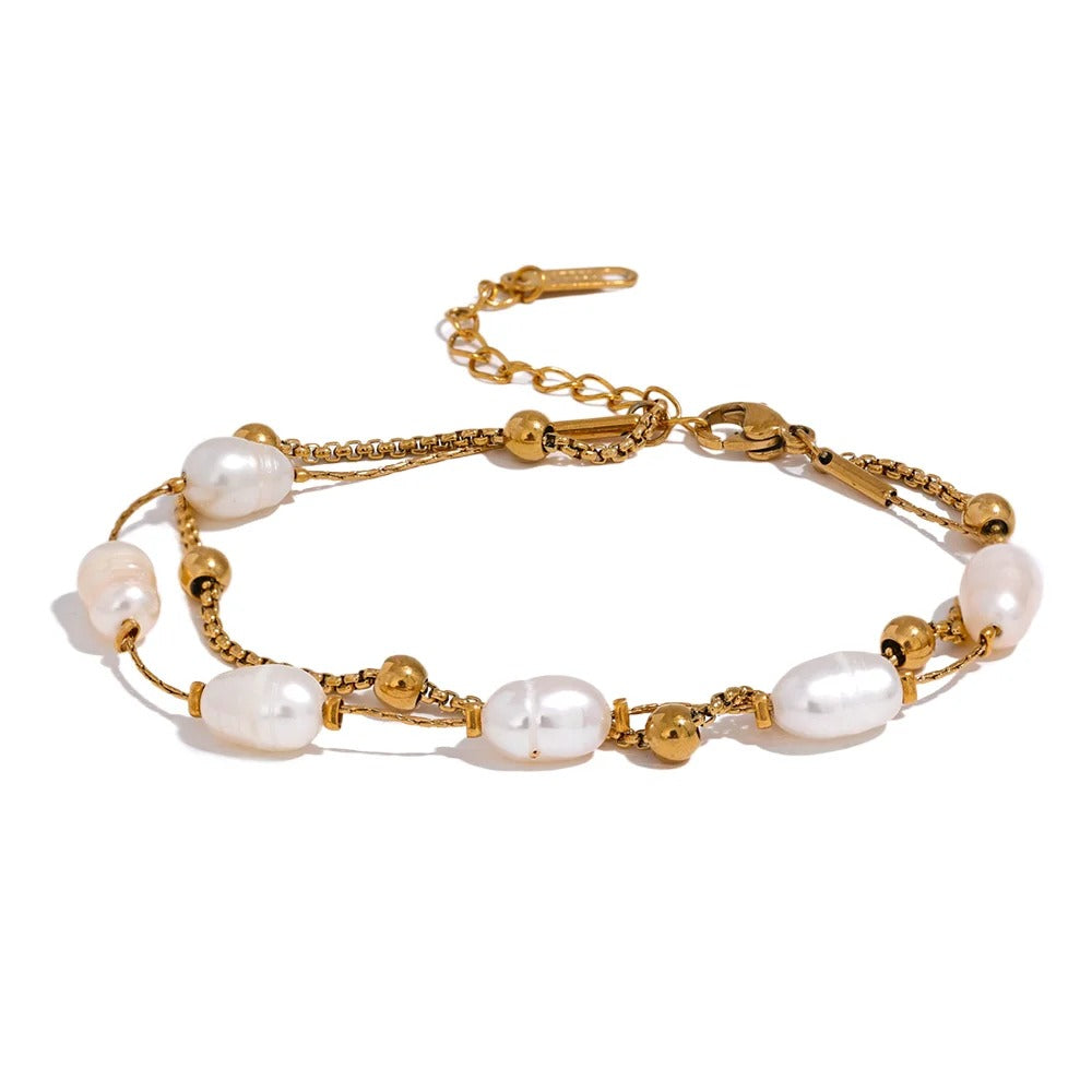 Gold-plated bracelet with pearls.