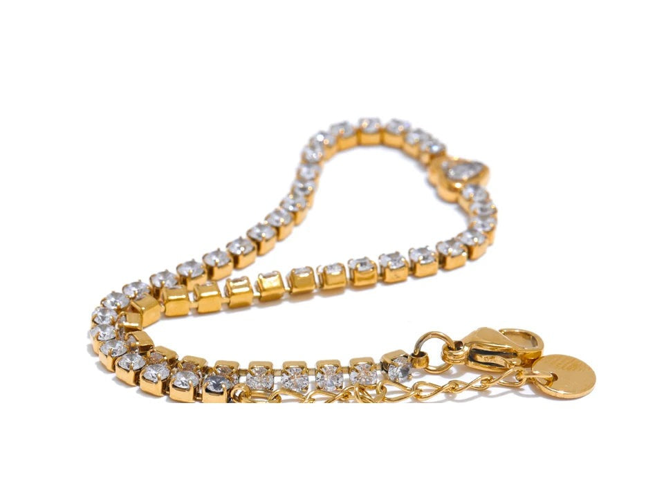 Cubic zirconia heart geometric necklace in gold-plated stainless steel with cubic zirconia.