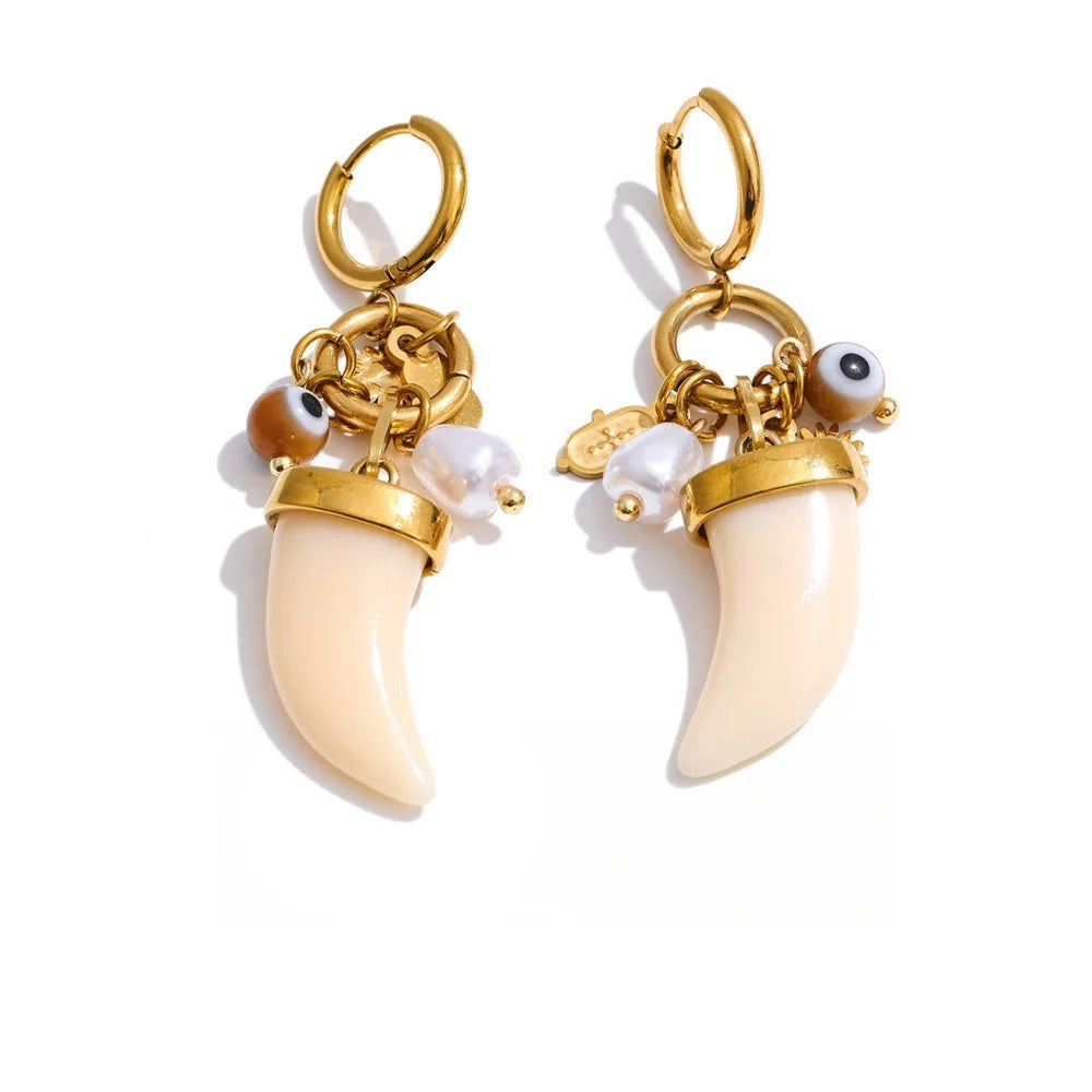 Gold-plated stainless steel earrings with pearl and resin.